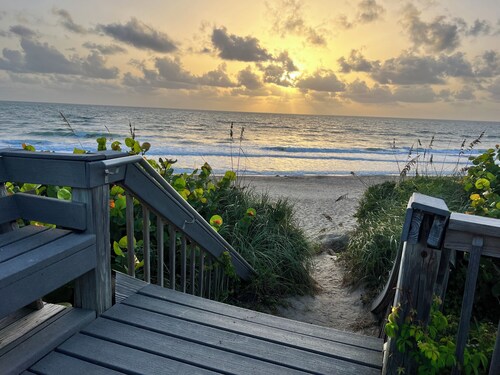 Beachfront! 3rd Floor Corner Unit, Enjoy Sunrise to Sunset