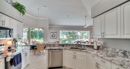 Gorgeous Stoneybrook Home with Private Pool, Lake, Golf Course, 2 King Beds!