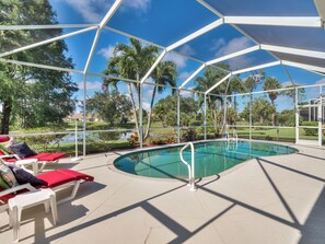 Een buitenzwembad, een verwarmd zwembad