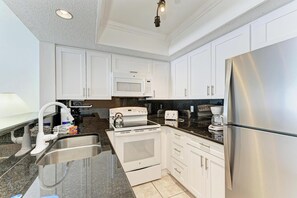 Jääkaappi, mikroaaltouuni, liesi, astianpesukone