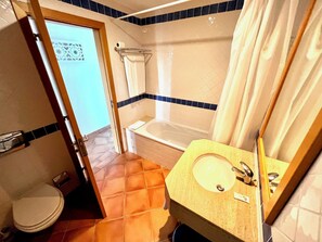 Secadora de cabello, bidet, toallas, jabón 
