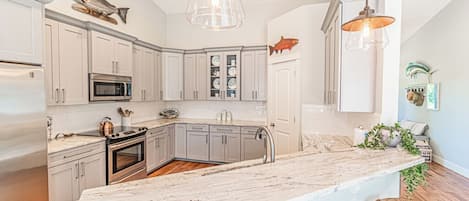 Fridge, oven, stovetop, dishwasher