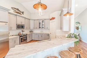 Fridge, oven, stovetop, dishwasher