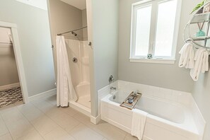 Towels - Gorgeous, Spacious and Well Lit Hot Tub Home with Large Deck for Entertaining. (Rockaway Beach)