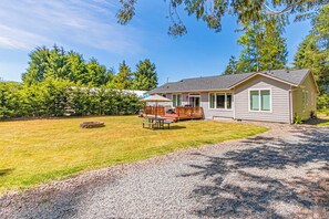Exterior - Gorgeous, Spacious and Well Lit Hot Tub Home with Large Deck for Entertaining. (Rockaway Beach)