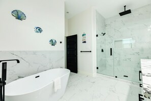 Serviettes fournies, savon, shampoing, papier toilette