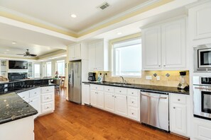 冷蔵庫、電子レンジ、オーブン、コンロ