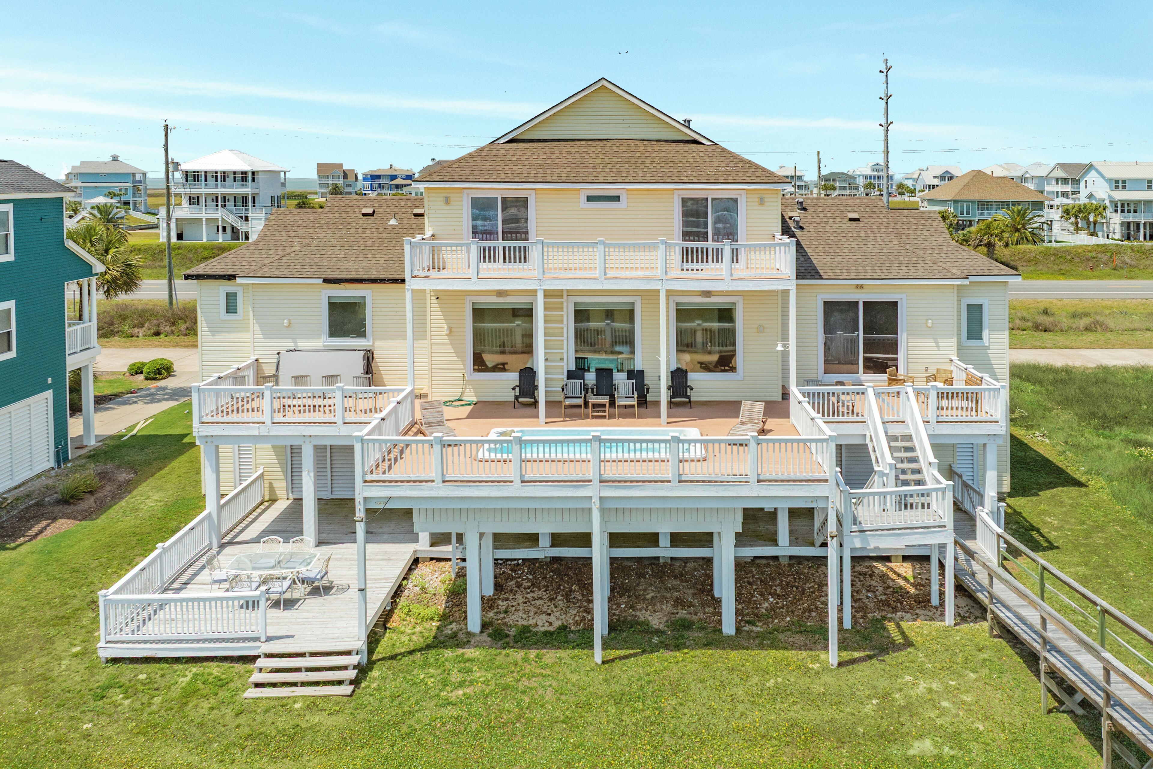 Et toetagers hus med balkon, terrasse og swimmingpool.