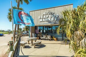 Outdoor dining - Beachfront w/POOL ON DECK, Elevator, Private Dune Walkover, 5 Bedrooms (Galveston)