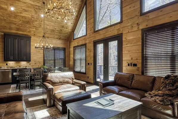 TV, fireplace, video games - Luxurious 3BDR+ Loft! Hot Tub + VIEWS! (Sevierville)