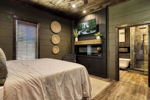 3 bedrooms, desk, iron/ironing board, travel cot - Luxurious 3BDR+ Loft! Hot Tub + VIEWS! (Sevierville)