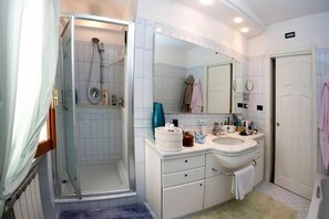 Hårtørrer, bidet, håndklæder, Sæbe