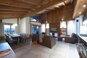 Living area - Wifi, 50m from ski lifts, view garden, fitness, swimming pool, balcony, parking, tv, ski locker (Chamonix-Mont-Blanc)