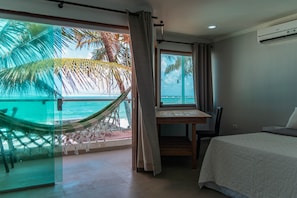 Quarto quádruplo luxo, 2 quartos, varanda, vista para o mar | Wi-Fi de cortesia, roupa de cama
