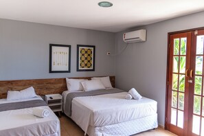 Superior driepersoonskamer, terras, uitzicht op zee | Gratis wifi, beddengoed