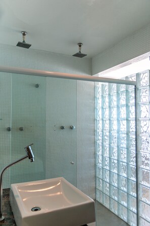 Deluxe Twin Room, 1 Queen Bed, Patio, Sea View | Bathroom | Shower, towels - Pousada Luar de Maracaípe (Ipojuca)