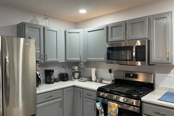 Frigorifero, microonde, forno, piano cottura