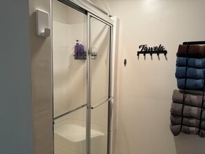 Dusche, Haartrockner, Handtücher, Seife