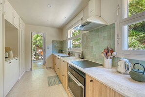 Kühlschrank, Mikrowelle, Ofen, Geschirrspüler