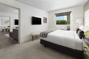 Classic-huone | Untuvapeitot, minibaari, tallelokero huoneessa, työpöytä