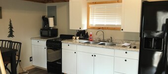 Judy's Place - 1BR, 1 Bath w/ Q, K, and Twin bed. Full kitchen.
