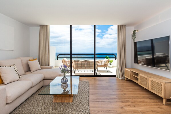 TV - Luxury Beach Views 2BR House - Private Parking (Arrecife)
