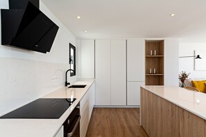 Fridge, microwave, oven, coffee/tea maker - Luxury Beach Views 2BR House - Private Parking (Arrecife)