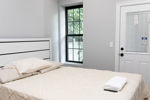1 quarto, cofres nos quartos, ferros/tábuas de passar roupa