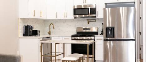 Fridge, microwave, stovetop, dishwasher