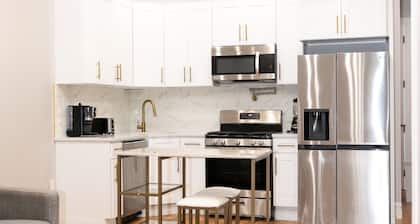 A lovely nice building, peaceful, brand new house with furniture, welcoming!