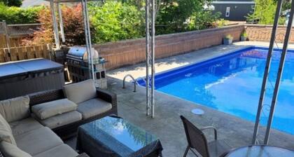 Port Stanley - 4 bedroom home,3 levels, 3 additional beds, family room, pool.