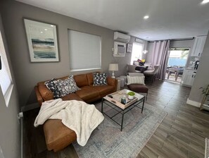 Téléviseur connecté, table de baby-foot, livres