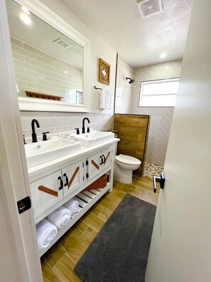 Doccia, asciugacapelli, asciugamani, sapone