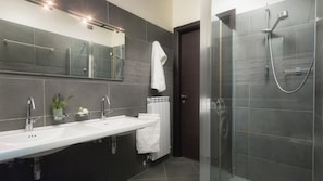 Badewanne, Haartrockner, Bidet, Handtücher
