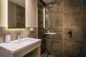 Sèche-cheveux, bidet, serviettes fournies, savon