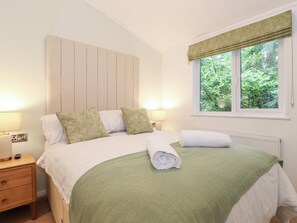 2 kamar tidur dan didekorasi berbeda-beda