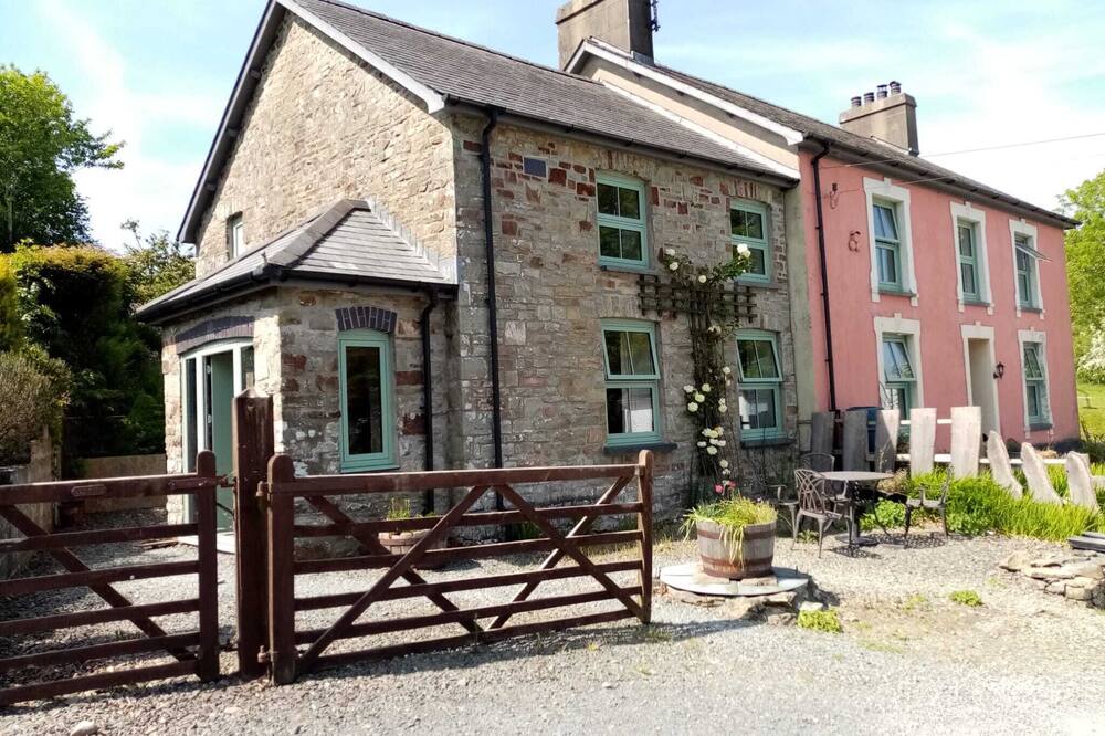 Delightful 2 bed Cottage Overlooking the Teifi Valley