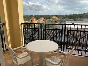 Outdoor dining - Only 3 Miles from Disney: 2Bed/2Baths Condo in Lake Buena Vista (Orlando)