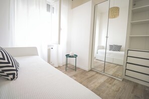 2 Schlafzimmer, Schreibtisch, Bügeleisen/Bügelbrett, Reisekinderbett