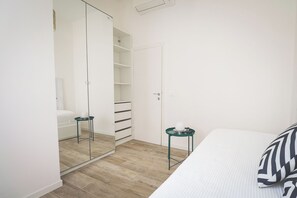 2 quartos, escrivaninha, ferros/tábuas de passar roupa, berço de viagem