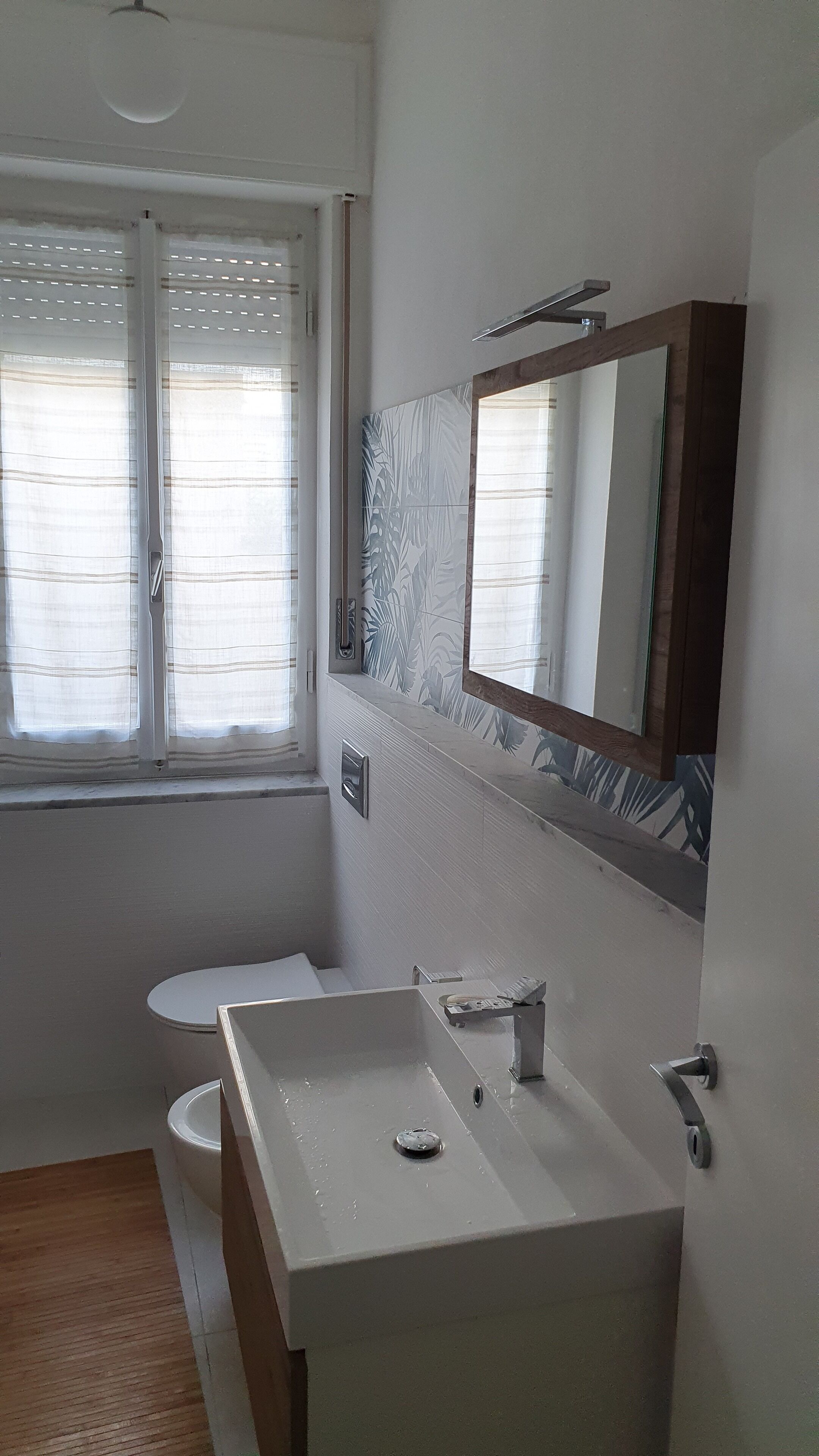 淋浴设施、吹风机、坐浴桶、毛巾