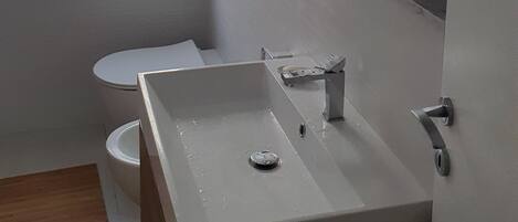 淋浴设施、吹风机、坐浴桶、毛巾