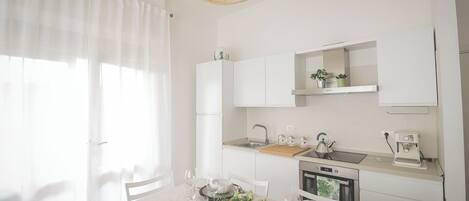 Refrigerador, horno, lavavajillas, cafetera/tetera