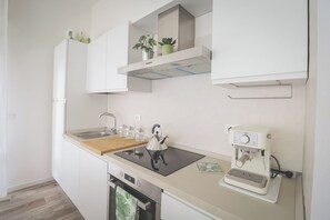 Fridge, oven, dishwasher, coffee/tea maker
