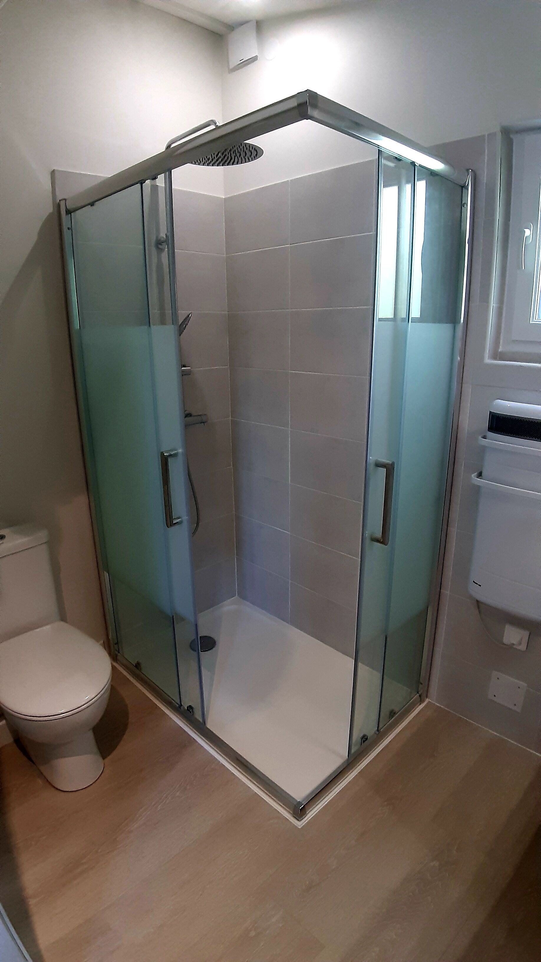 Douche, sèche-cheveux, serviettes fournies, savon