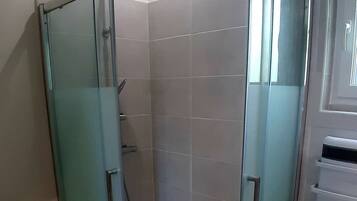 Douche, sĂšche-cheveux, serviettes fournies, savon