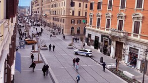A wide street with pedestrians, a tram, and historic buildings with ornate facades. - APT Rome 5 BDRM’s (Roma)