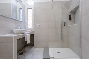 Dusche, Handtücher, Seife, Shampoo