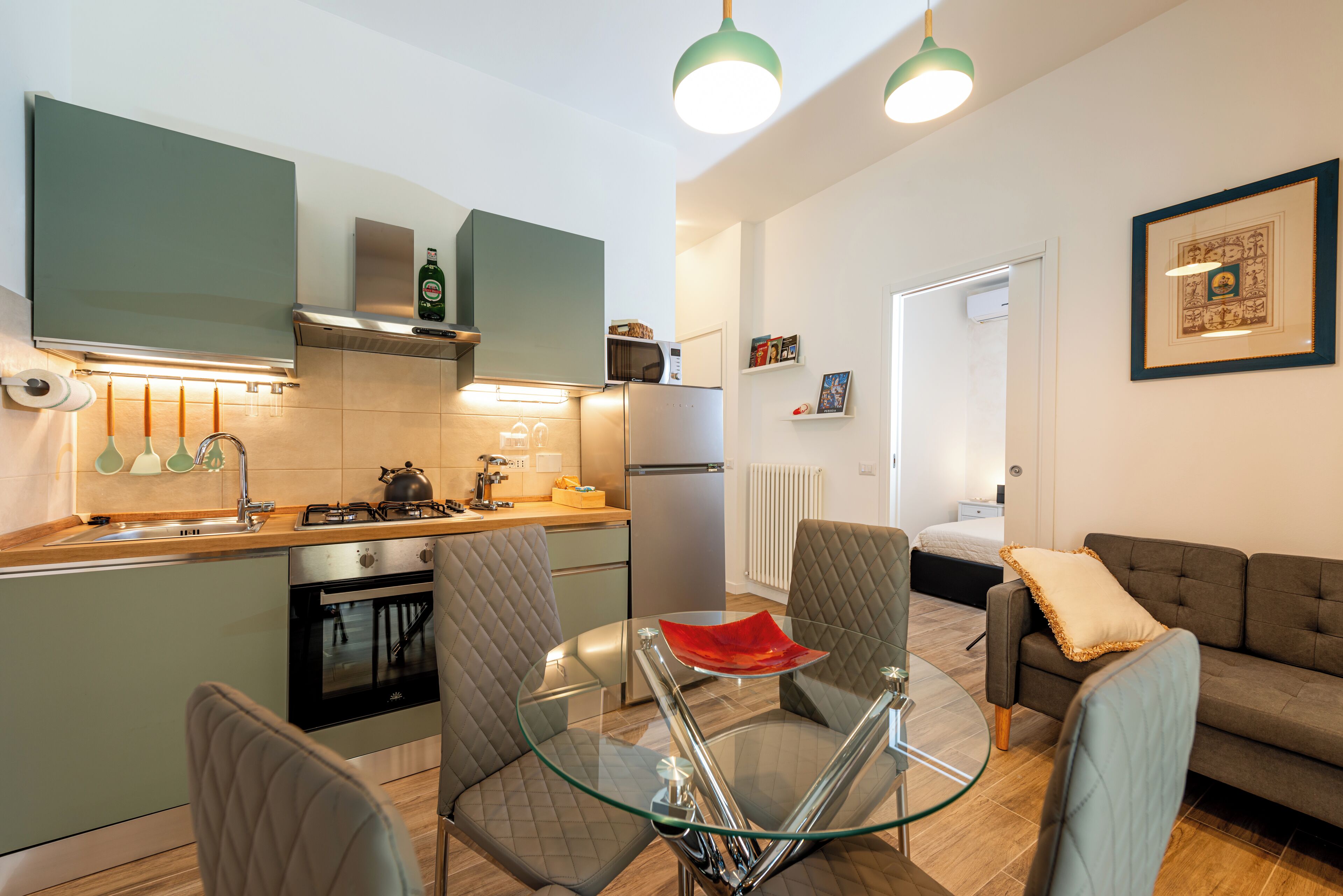 Frigorifero, microonde, forno, piano cottura