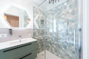 Dusche, Haartrockner, Bidet, Handtücher